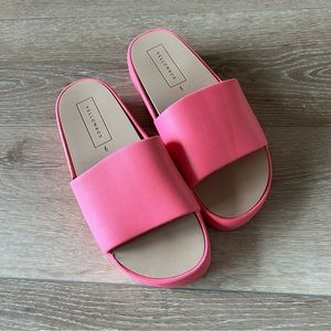 Yellow Box Hot pink slides Sz.6